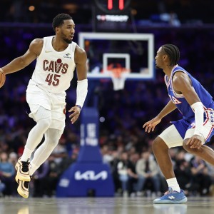 极速赛车技巧-被包夹！米切尔13投4中拿到13分9篮板12助攻准三双 另有6次失误